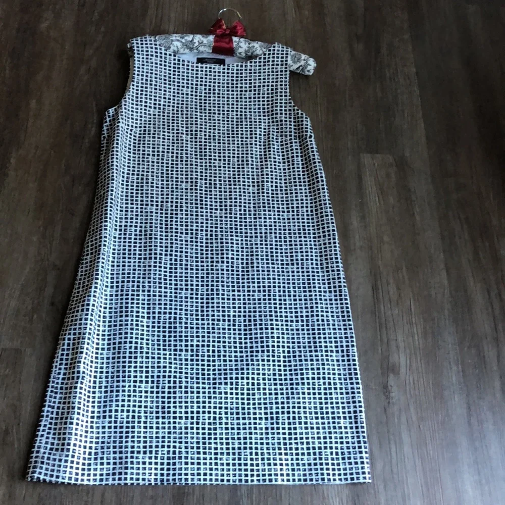 MaxMara weekend sleeveless shift dress with matching coat. - Picture 2 of 12